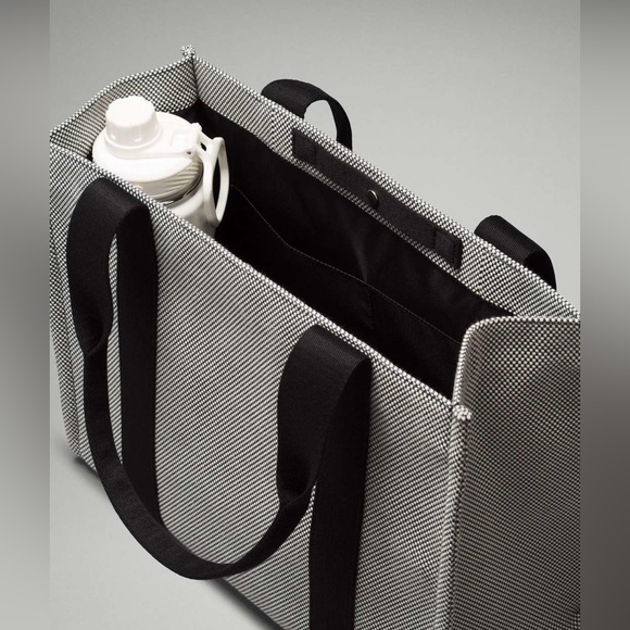 Lululemon Canvas Two Tone Tote 10L - Picture 4 of 10